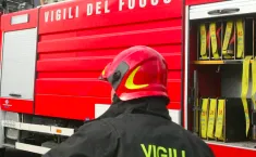 Incendio nell'area industriale, danneggiati un Tir e 27 auto