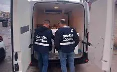 Vigili e guardia costiera sequestrano 8mila bevande alcoliche e 60 chili di pesce scaduto