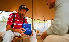 Corepla e Acqua Vera consegnano a Jovanotti il primo di duemila tamburelli di plastica riciclata