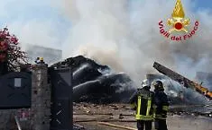 Palermo, incendio in un impianto di gestione rifiuti a Santa Flavia: Vigili del Fuoco al lavoro per domare le fiamme