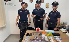 Ai domiciliari con tre chili di hashish nel congelatore e la cocaina in camera da letto: arrestato