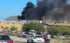Paura a Palermo, incendio al centro commerciale Conca d'Oro: fumo visibile in tutta la citt&agrave; 