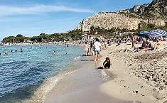 Ci sono i batteri, anzi no: giallo a Mondello sulle acque dichiarate inquinate ma balneabili