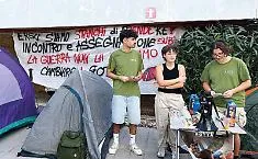 Universit&agrave; di Palermo, studenti accampati in tenda contro i ritardi per i posti letto