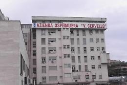 Irrompe al pronto soccorso e tira un computer addosso a un infermiere, altra aggressione al Cervello: denunciato