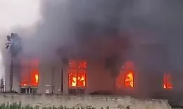 Incendio a Brancaccio nella zona del centro commerciale Forum: in fiamme un ex ristorante vicino a un distributore di benzina
