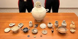 Un tesoro archeologico nascosto nel garage: 80enne trova reperti del VIII secolo a. C. tra gli scatoloni del marito morto