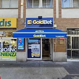 Rapina a centro scommesse in corso Tukory, subito presi dai poliziotti: due arresti