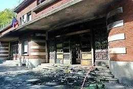 Scuole dopo le violenze: come funziona il piano francese per (provare a) riaprire i licei in sicurezza