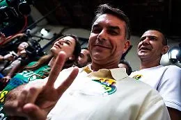 Brasile, Fl&aacute;vio Bolsonaro davanti a Lula: la presidenza si decide il 25 ottobre