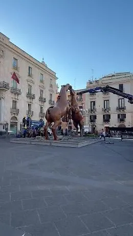 A Catania l'opera equestre di Arturo Di Modica scatena l'ironia sulla "braciata" in piazza Universit&agrave;