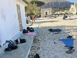 Vigilia di sole nella borgata di Mondello: la spiaggia senza cabine e i bagnanti divisi sul futuro dei lidi balneari