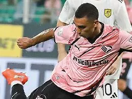 Il Palermo arriva alla pausa in testa e da solo: tutti pazzi per Vavassori che esulta come Dybala
