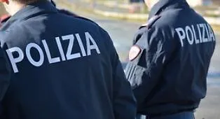 Intervengono per fermare una gara clandestina tra moto, a Falsomiele agenti presi a pietrate e feriti: due fermati