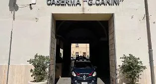 Cocaina, hashish e proiettili nascosti dentro il muro: due arresti a Palermo