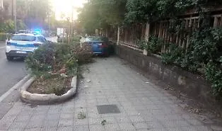 Auto sospetta abbandonata sul marciapiede di viale Regina Margherita: scattano controlli e rimozione