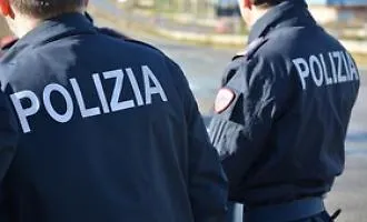 Intervengono per fermare una gara clandestina tra moto, a Falsomiele agenti presi a pietrate e feriti: due fermati