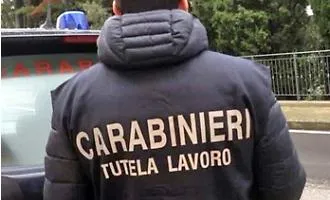 Blitz dei Carabinieri e dell'Inps tra i negozi di via Lincoln: lavoro nero e telecamere spie, 6 denunce e attivit&agrave; sospese