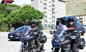 Non si fermano all'alt dei carabinieri, da Borgo Nuovo alla stazione centrale tre arresti e una denuncia