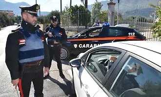 Il muretto della droga in via Ruggerone da Palermo, presi due pusher
