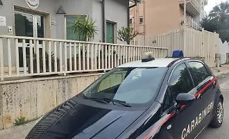 Lo fermano in moto con la droga in tasca: in casa nascondeva 70mila euro nelle prese della luce