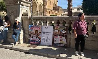 La polemica sulle prime comunioni, sit in davanti alla cattedrale: &laquo;L'arcivescovo ci riceva&raquo;