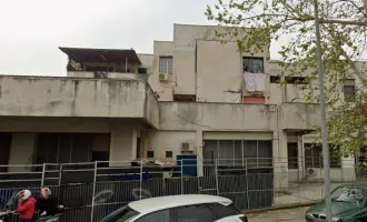 Alcune famiglie lo occupano da anni: sgomberato l'istituto Salvemini