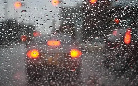 Forte temporale in citt&agrave; e in provincia: strade allagate, alberi crollati e automobilisti soccorsi