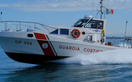Un'imbarcazione affonda nel Palermitano, ricerche in corso per escludere vittime
