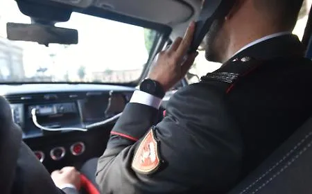 Incendio doloso in corso dei Mille: benzina per bruciare una tappezzeria, indagano i carabinieri