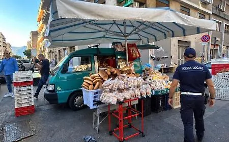 Commercio abusivo, blitz dei vigili in corso Finocchiaro Aprile: tre denunce e 12mila euro di multe