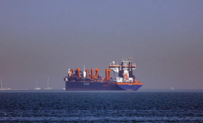 Centinaia  di navi bloccate a Hormuz, allarme petrolio