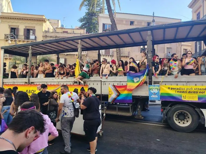 Il lungo corteo del Pride invade Palermo, il sindaco Lagalla: "Il patrocinio? Una forma di rispetto"