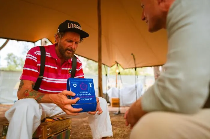 Corepla e Acqua Vera consegnano a Jovanotti il primo di duemila tamburelli di plastica riciclata