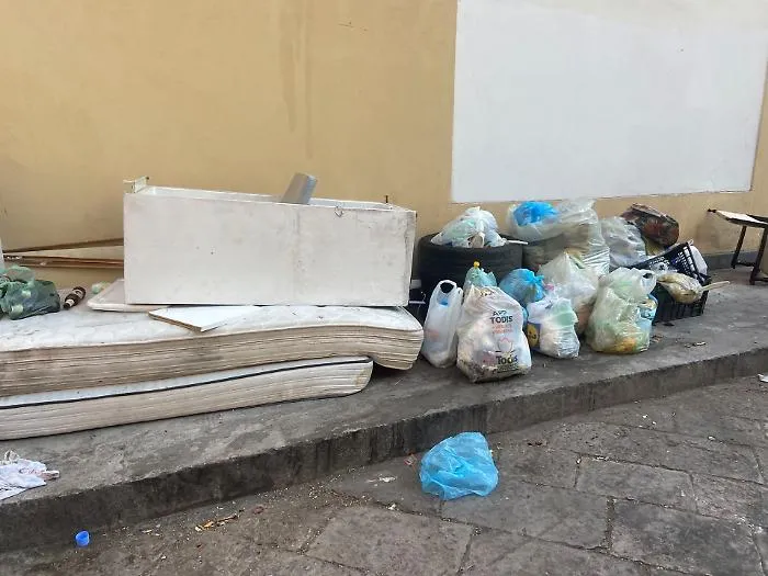 Immondizia a Palermo in via Maqueda