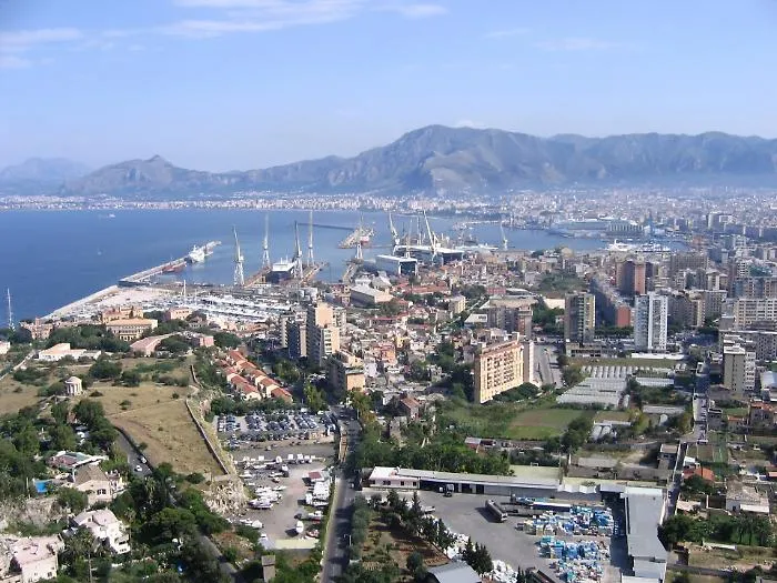 Tragedia sul traghetto Tunisi-Palermo: 25enne trovato morto nascosto in un'auto
