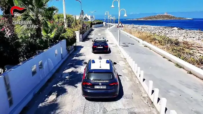 Violento pestaggio sul lungomare di Capaci, aggredito e rapinato un ventenne: i Carabinieri a caccia di quattro uomini