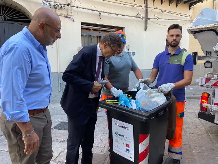 Rifiuti selvaggi nel cuore del centro storico, il blitz di Rap: "Le regole non vengono rispettate"
