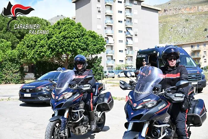 Non si fermano all'alt dei carabinieri, da Borgo Nuovo alla stazione centrale tre arresti e una denuncia
