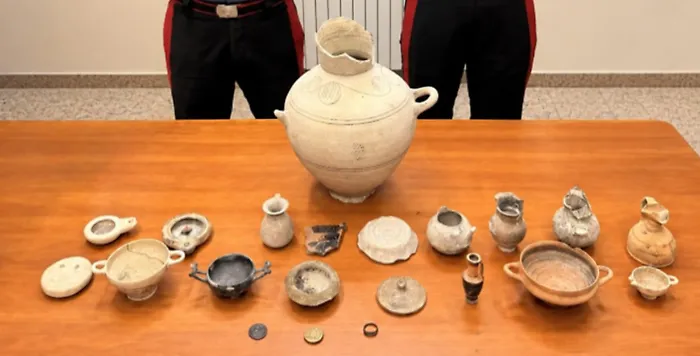 Un tesoro archeologico nascosto nel garage: 80enne trova reperti del VIII secolo a. C. tra gli scatoloni del marito morto