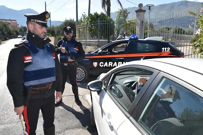 Il muretto della droga in via Ruggerone da Palermo, presi due pusher