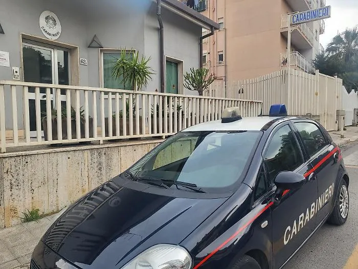 Lo fermano in moto con la droga in tasca: in casa nascondeva 70mila euro nelle prese della luce