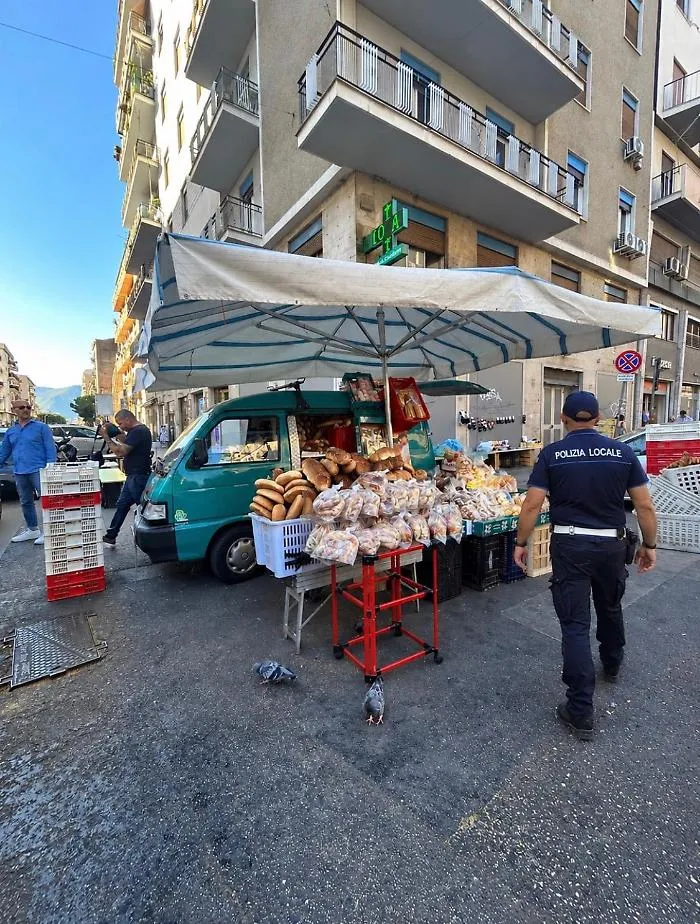 Commercio abusivo, blitz dei vigili in corso Finocchiaro Aprile: tre denunce e 12mila euro di multe