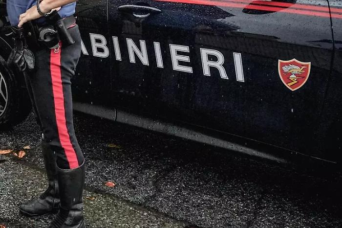 Arrestato a Palermo 45enne per maltrattamenti: anni di insulti, minacce e botte alla madre
