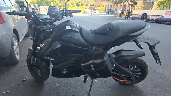 Sfrecciava a 100 all'ora con un bolide elettrico "fai da te" e targa falsa: blitz della Polizia Municipale a Palermo