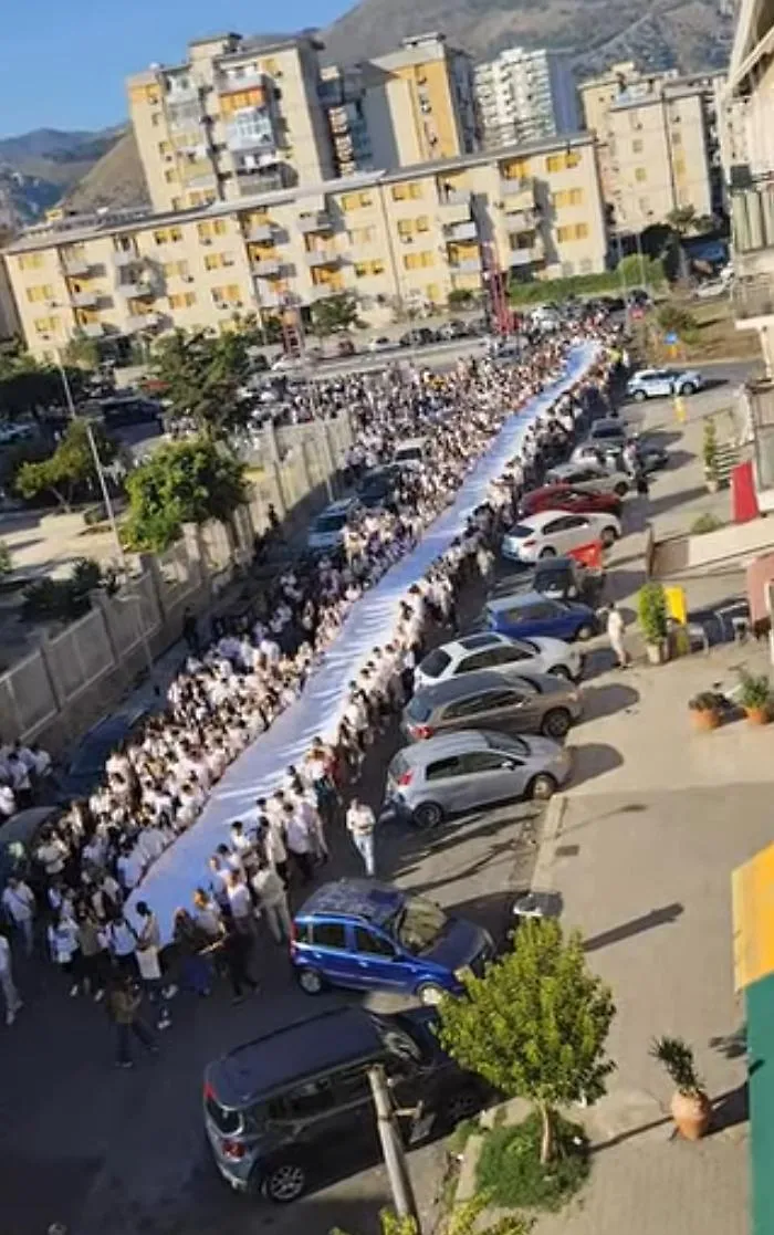 Migliaia di bambini massacrati a Gaza: in citt&agrave; arriva il sudario della memoria