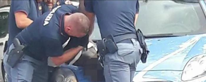Catania, muore negli uffici della polizia dopo la fuga in scooter: disposta l&rsquo;autopsia
