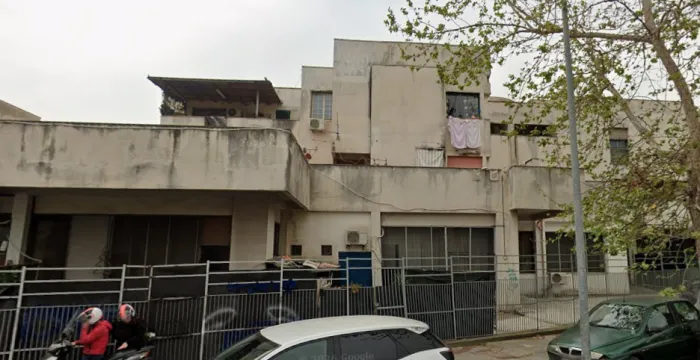 Alcune famiglie lo occupano da anni: sgomberato l'istituto Salvemini