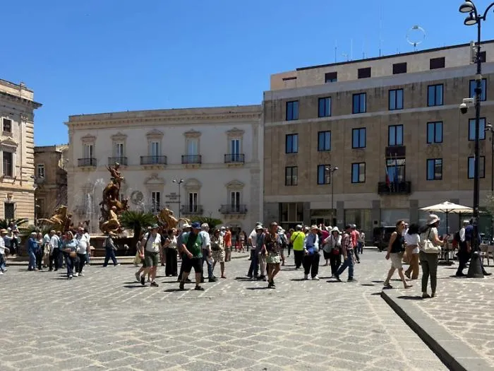 Guide turistiche abusive, a Siracusa scattano i controlli con QR code: 13 sanzioni