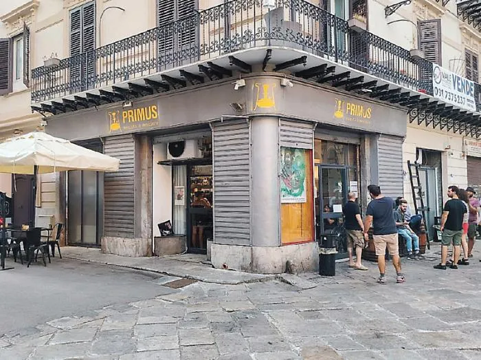 Litigio sul prezzo di una birra pub devastato, clienti picchiati: "E' stato un raid"